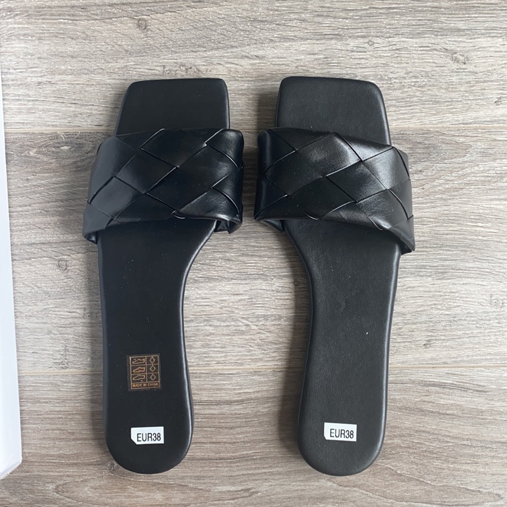 Quilted square toe sandals